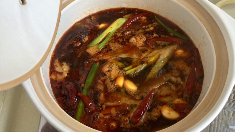 山药胡萝卜牛肉煲,大火烧开,转小火煲半个小时