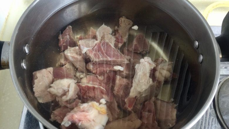 山药胡萝卜牛肉煲,锅中加入牛肉,放入适量清水,开中火