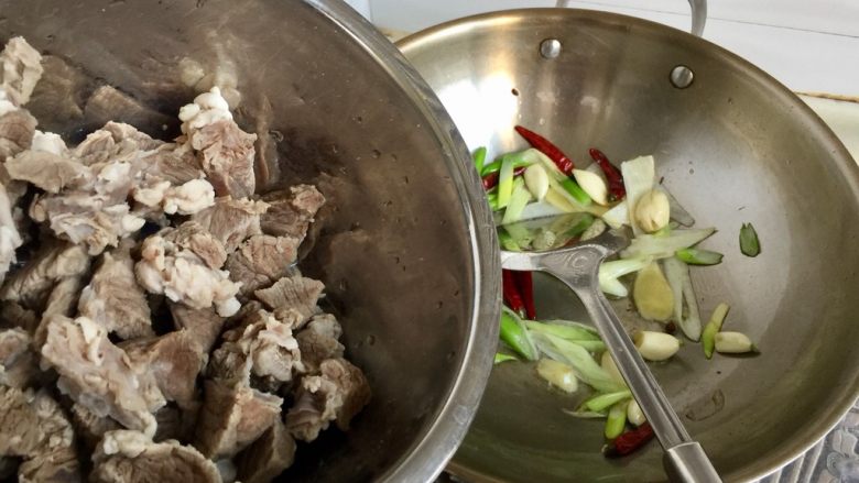 山药胡萝卜牛肉煲,加入牛肉块,翻炒均匀