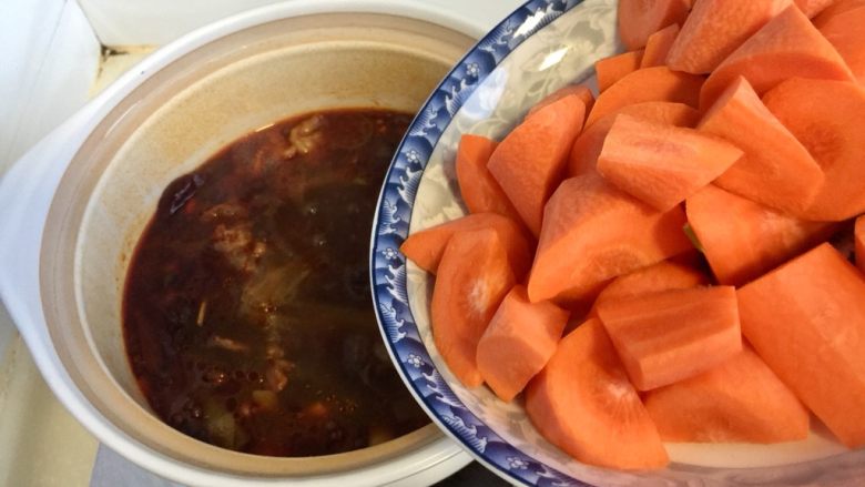 山药胡萝卜牛肉煲,加入胡萝卜块,中火烧开