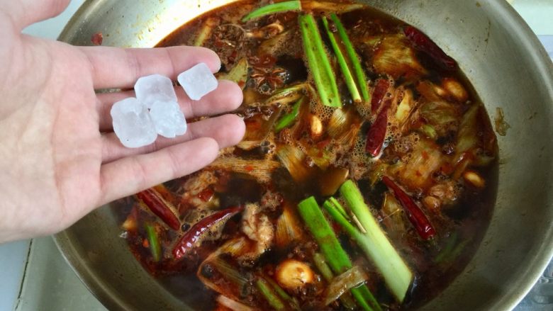 山药胡萝卜牛肉煲,加入数颗冰糖,搅拌让冰糖融化