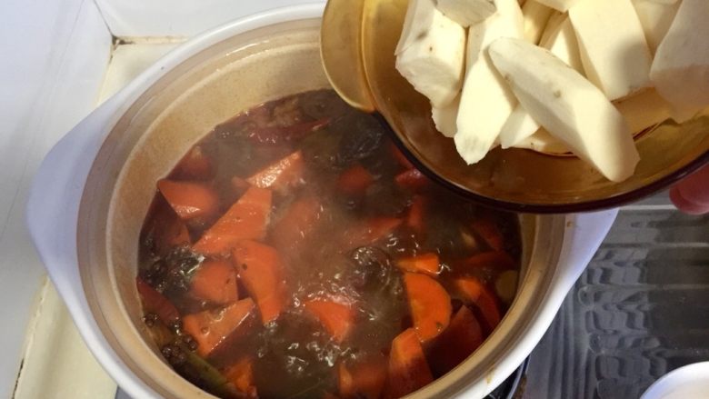 山药胡萝卜牛肉煲,放入铁棍山药块,再炖煮十分钟