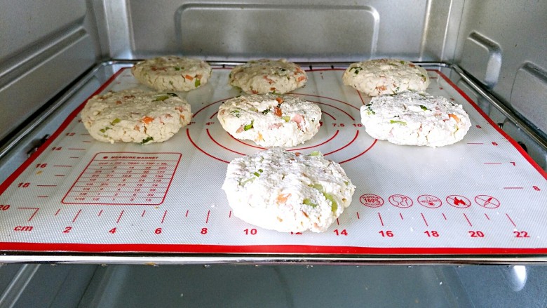 家常豆腐饼,放在烤箱里,180度18分钟即可