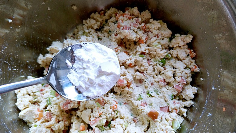 家常豆腐饼,加入一勺淀粉,能成团就行,不要加太多