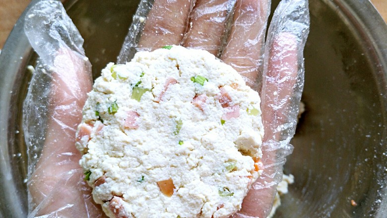 家常豆腐饼,在掌心拍扁,厚度大约1.5厘米