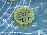 豆沙蛋黄月饼,提起模子,推出月饼