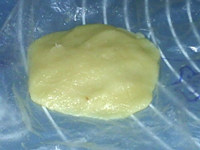 云腿月饼做法2,将面团按成中间厚,边缘薄的圆片
