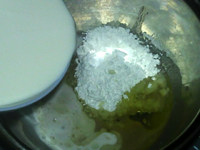奶油蓝莓冰皮月饼,将蓝莓牛奶,糖粉,油和牛奶倒入大碗