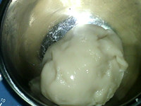 奶油蓝莓冰皮月饼,揉成顺滑的面团,放至冷却