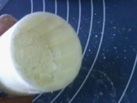 奶油蓝莓冰皮月饼,月饼模中装少量熟<a style='color:red;display:inline-block;' href='/shicai/ 520'>糯米粉</a>,摇晃均匀,倒出