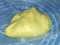 紫薯桃山月饼,揉捏成均匀的面团,包上保鲜膜,松弛一会