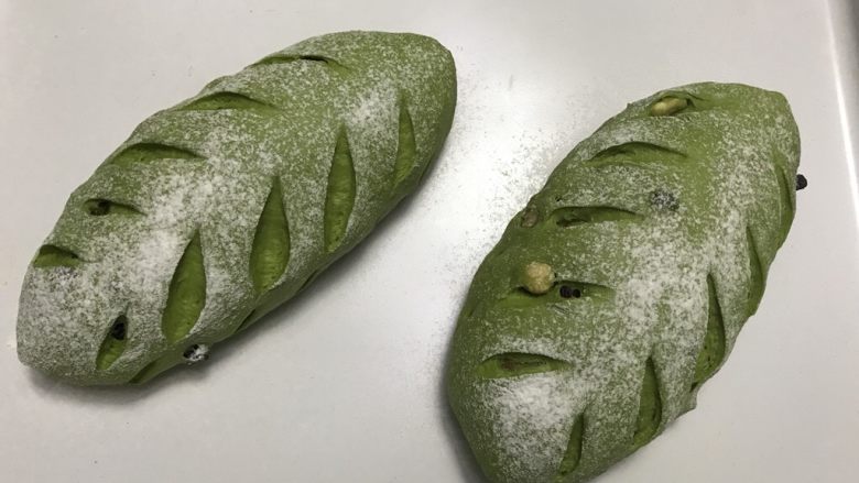 抹茶干果软欧,继续发酵十分钟,同时预热烤箱。
