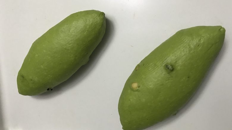 抹茶干果软欧,收口往下放入烤盘,入35度温暖湿润处进行最后发酵。