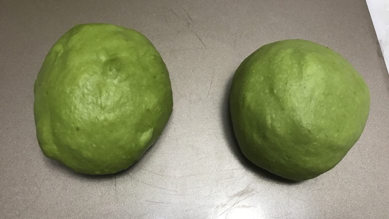 抹茶干果软欧,均分两份, 再次滚圆,松弛20分钟。