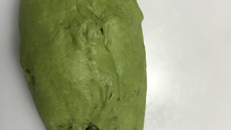 抹茶干果软欧,整形成橄榄形,捏紧收口处。