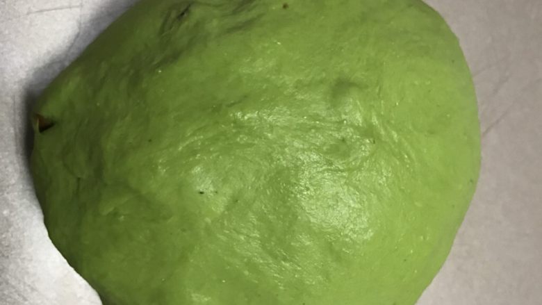 抹茶干果软欧,滚圆盖保鲜膜,放发酵箱28度进行基础发酵。