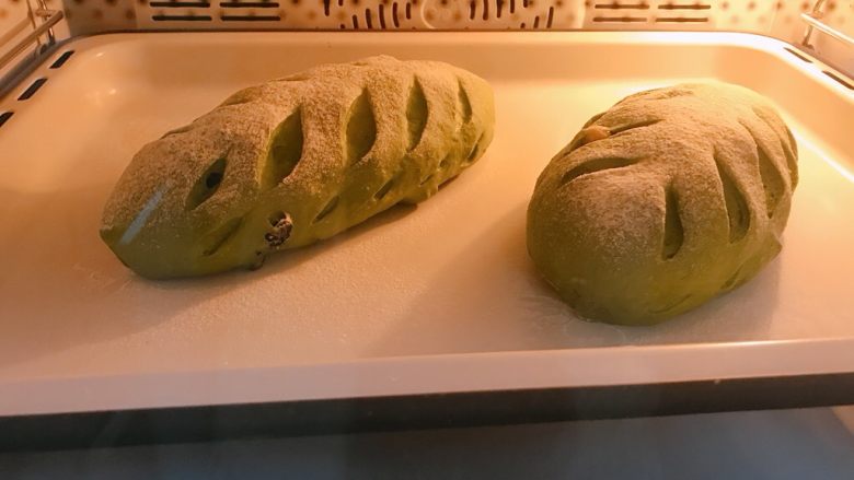 抹茶干果软欧,入预热好的烤箱200度烤20分钟,5分钟盖锡纸,然后改190度,最后十分钟上火170。
火力时间根据你自己烤箱调节。