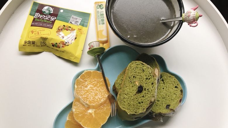 抹茶干果软欧,配上黑芝麻糊,就是超满足的早餐了,抹茶软欧冷却后颜色就差些,没有刚出炉好看,口感还是很赞的。