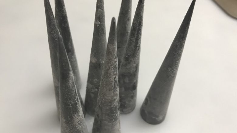 平安圣诞许愿海螺奶油面包,模具事先抹黄油,在面粉里滚一下。
