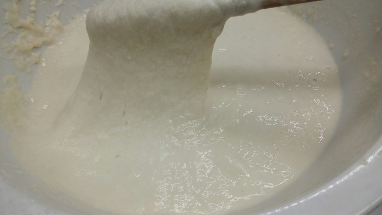 超级美味 海鲜疙瘩汤,水分不够,再加清水,直到搅拌成这个状态,就停止加水(挑起面糊,可以挂在筷子上)面糊静置30分钟