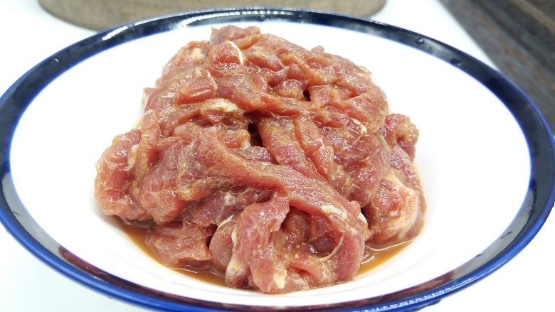 超级美味    海鲜疙瘩汤,<a style='color:red;display:inline-block;' href='/shicai/ 216'>牛肉</a>切丝，加少许盐，番薯粉，<a style='color:red;display:inline-block;' href='/shicai/ 788'>生抽</a>少许，腌制10分钟