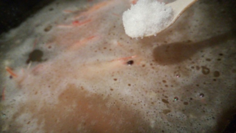 超级美味 海鲜疙瘩汤,锅里放一点点油,对虾翻炒几下,加入适量开水,盐2勺调味,