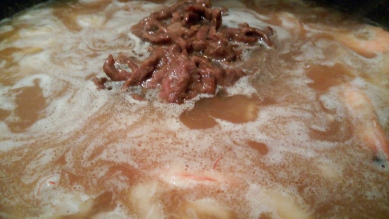 超级美味 海鲜疙瘩汤,面糊做好后,加入提前炒好的牛肉丝(切好的牛肉丝加盐,生抽,番薯粉,少许,腌制10分钟,下油锅翻炒至熟起锅)