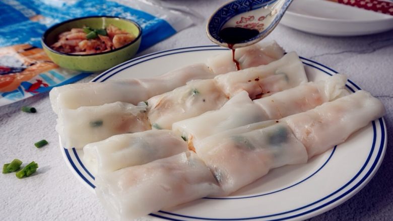 磷虾肠粉,直接用刮板将肠粉切成3段上盘,淋上调味料即可(我做的调味料很简单的,只用酱油加<a style='color:red;display:inline-block;' href='/shicai/ 849'>花生油</a>加热,你可以根据自己的口味配调味料)