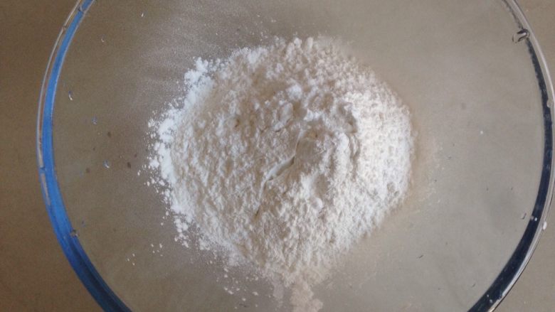 磷虾肠粉,倒入盆里