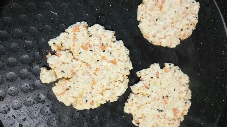 你从没吃过的豆腐饼,锅里加油,捏成饼型放锅里,有煎鸡蛋磨具可以用