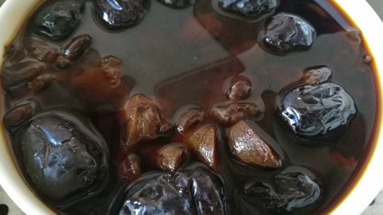古法玉灵膏
吃出好气色,在家时用煤气炉蒸,休息和外出时用电蒸锅定时蒸,西洋参可在蒸软后切段。