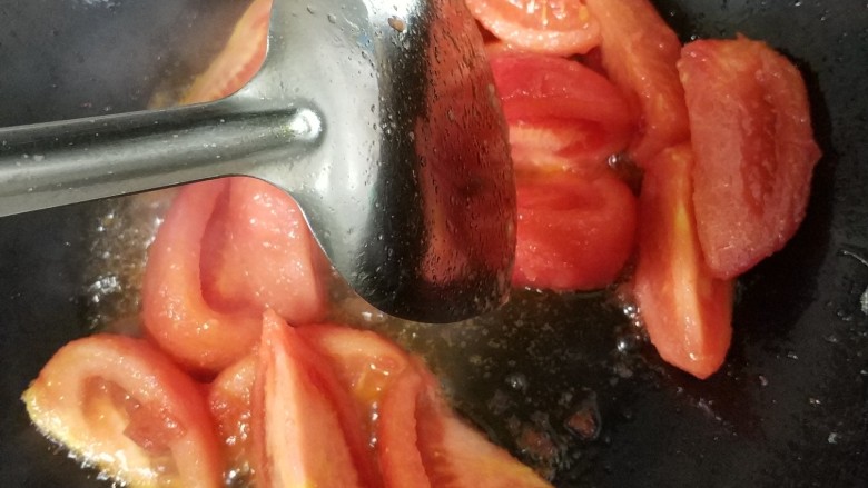 番茄鸡蛋,第三步,炒西红柿。油开后放入番茄,炒3分钟后小火用锅铲再次弄碎一次番茄。