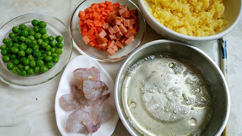 百变鸡蛋+五彩虾仁蛋炒饭,总之把所有需要的材料如图中准备齐全即可。