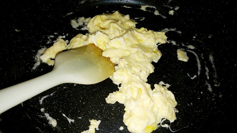 百变鸡蛋+五彩虾仁蛋炒饭,锅中放油,先炒鸡蛋:一个全蛋加1个蛋清的蛋液。
炒熟后先盛出。