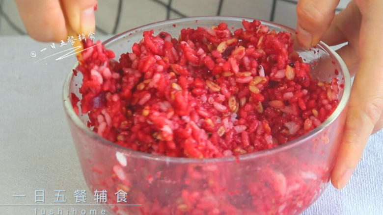 甜菜根牛油果虾饭团,调完尝下味道,不够味再加少许寿司醋。
>>寿司醋不是买的现成的,自己调的,寿司醋【白醋:糖:盐=10:5:1】味道和卖的没差。