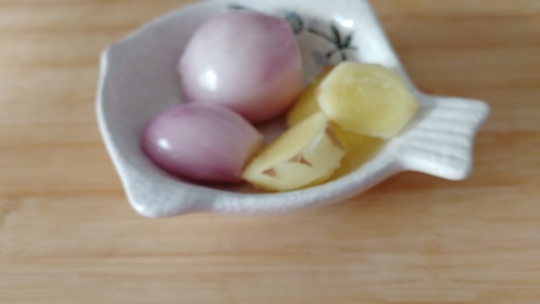 翅中香焖干锅地瓜土豆,毛葱,<a style='color:red;display:inline-block;' href='/shicai/ 37'>姜</a>几片