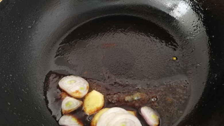 翅中香焖干锅地瓜土豆,把喂翅中的料汁倒进锅里,放毛葱和姜