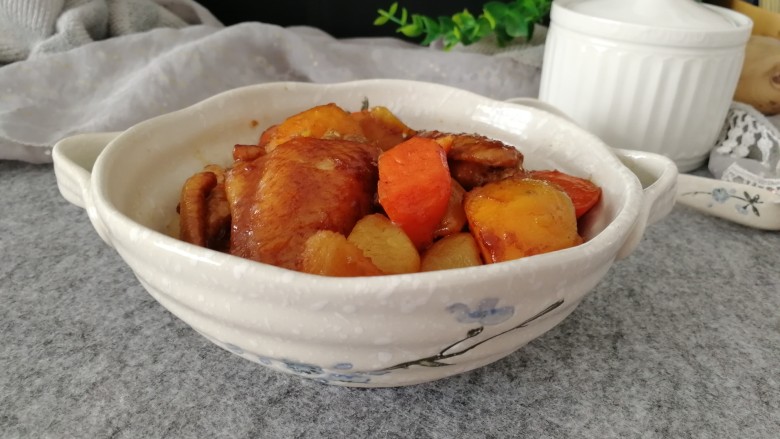 翅中香焖干锅地瓜土豆,盛盘(成品图)
