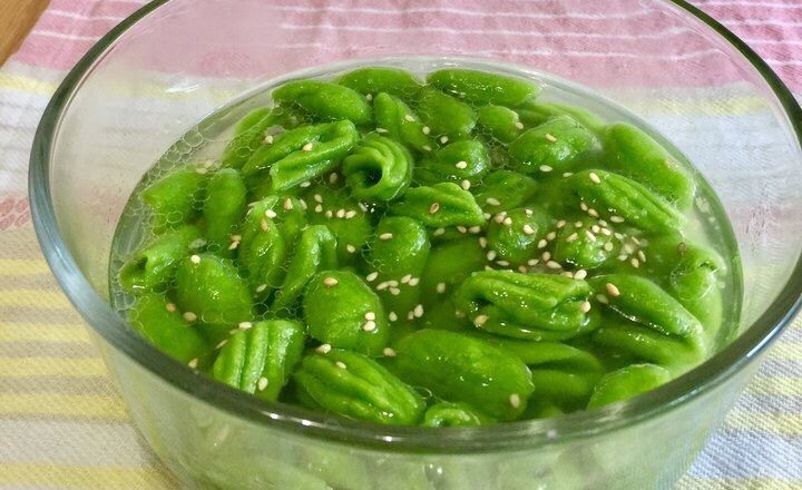 猫耳朵,碗里放点猪油加少许盐和味精再加点面汤、,放入煮好的猫耳朵加点熟芝麻拌匀就可以开吃了。