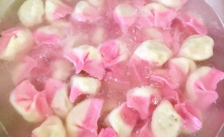 水饺,锅里水小开加点盐(防饺皮粘连)下饺子,水大沸点三次冷水。
