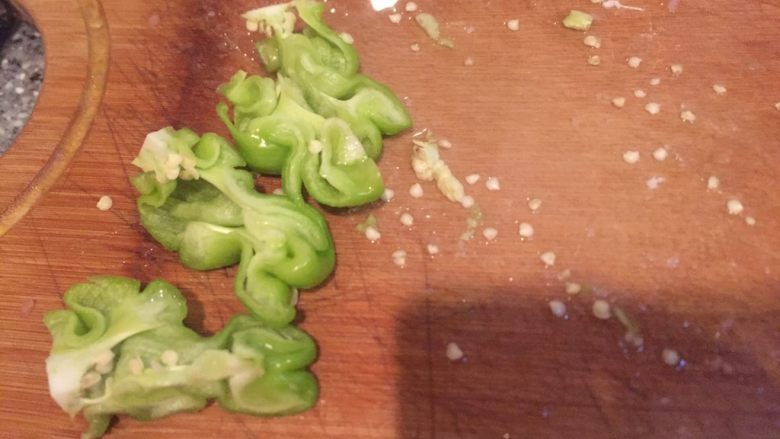 辣椒炒肉丝,这是一个辣椒,我切成四瓣就可以了。
