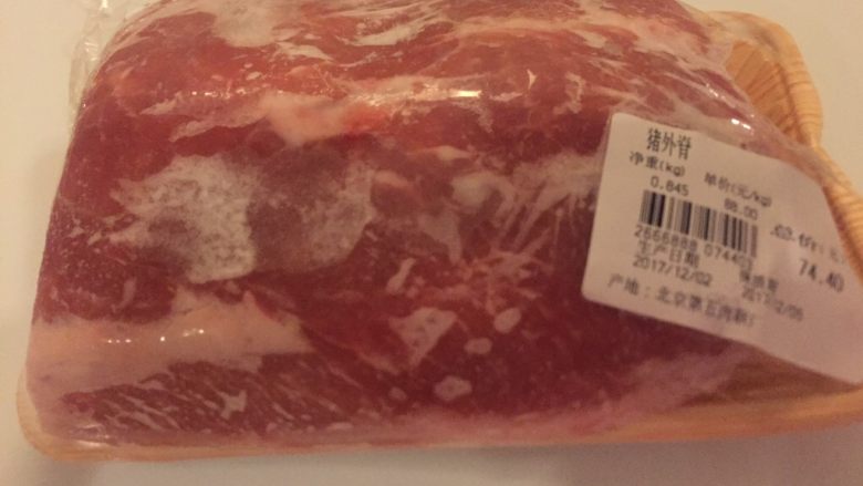 辣椒炒肉丝,超市买会来的瘦肉冷冻后在切,切片或切丝都会有型的。