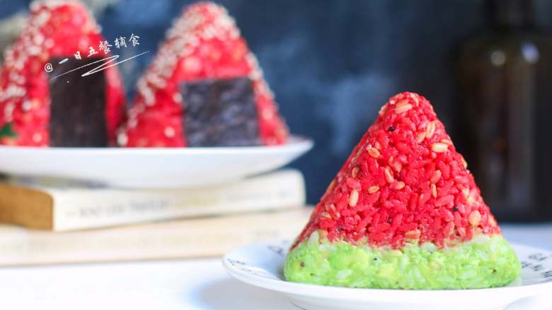 甜菜根牛油果虾饭团,下面这个像西瓜吗?米饭里的燕麦像西瓜籽吗?牛油果和米饭拌匀做西瓜皮。