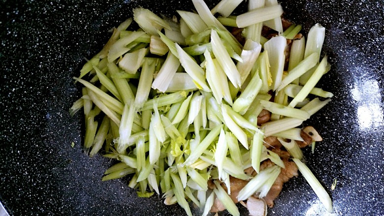 芹菜炒肉,等肉颜色变白，葱姜蒜的香味也出来了，这时候放入芹菜翻炒