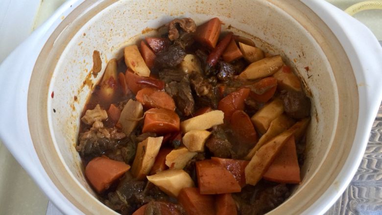 山药胡萝卜牛肉煲,尝下咸淡根据个人口味添加少许食盐,注意收汁后会咸味会加重别放太多盐。转大火收汁,汁水留多少可根据自己喜好,我喜欢多留下一些汤汁,泡饭吃超美味的说^o^