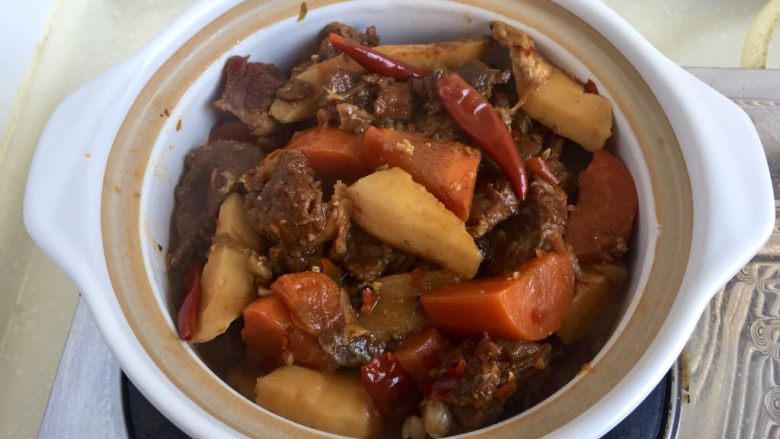山药胡萝卜牛肉煲,小沙煲烧热,把牛肉煲移入小沙煲中,这样吃的时候也能保持热乎乎的