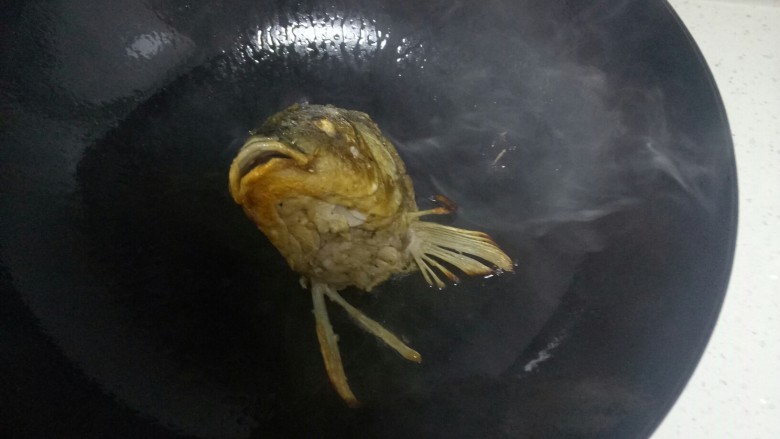 鱼头炖豆腐
,锅中放入适量油,油7成热后放入鱼头,中小火煎制金黄色。