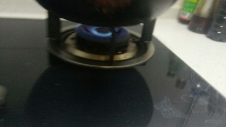 鱼头炖豆腐
,没做过饭的亲看一下,这就是中小火,火太大容易煎糊,太小容易把鱼皮粘掉。