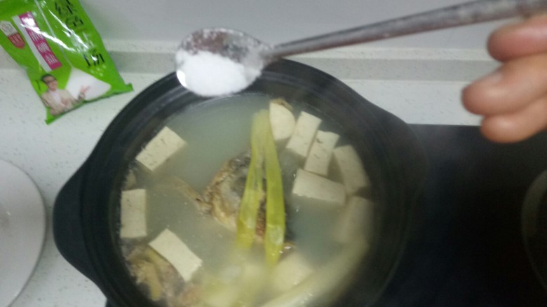 鱼头炖豆腐
,大火煮开,转小火煮25分钟,根据个人口味加入适量盐。