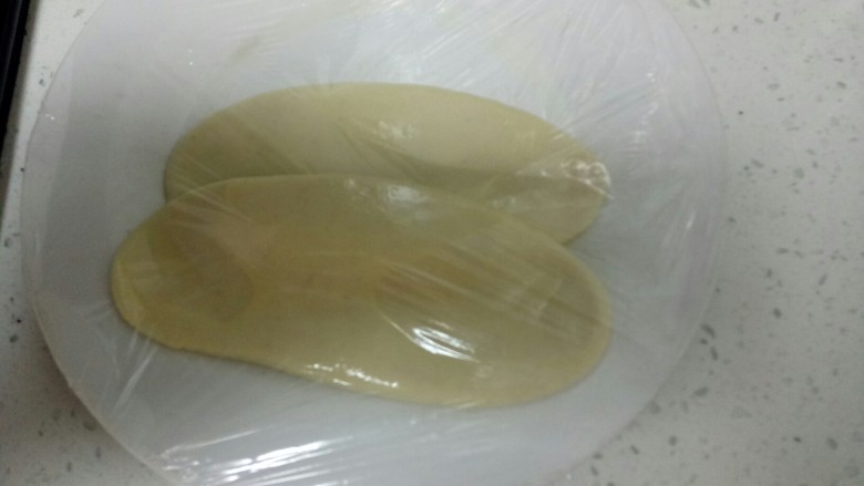 西红柿、生菜扯面,面片从保险冰箱拿出,具体步骤可以去我的菜谱里看《正宗河南烩面面》。